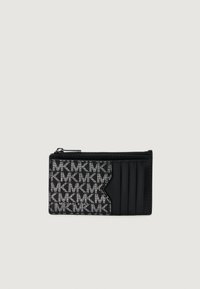 Čierno-biely kožený držiteľ kariet Michael Kors s opakujúcim sa vzorom loga MK, štyrmi miestami na karty a vrchným zipsom na mincovník.