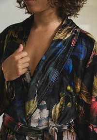 Next REGULAR FIT - Halāts - black floral