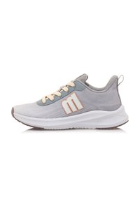 Zapatilla deportiva de color gris claro con parte superior de malla texturizada, cordones color crema, un acento en color teal en el cuello y una suela de goma blanca con sutiles surcos.