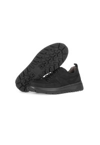 Baskets noires en daim avec une semelle en caoutchouc épaisse. Présentent un bout arrondi, un design à lacets et une semelle texturée pour une adhérence optimale.