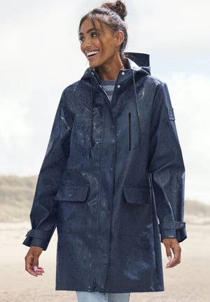 Marine wasserfester Regenmantel mit Kapuze, ausgestattet mit einem Reißverschluss vorne, zwei Seitentaschen und einer Brusttasche. Texturierte Oberfläche mit Wassertropfen.