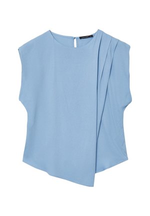 Blusa senza maniche azzurro chiaro con davanti drappeggiato asimmetrico e scollatura rotonda, chiusura con bottoni sul colletto posteriore.