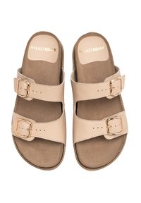 Beżowe sandały na płaskiej podeszwie z dwiema regulowanymi paskami, złotymi klamrami i miękką, teksturowaną wkładką. Logo marki widoczne na wyściełanym podbiciu.