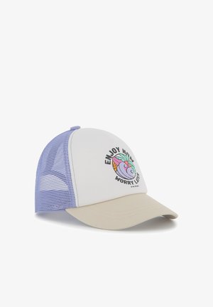 Cappellino bianco con lati in rete viola, decorato con una grafica colorata con la scritta "DIVERTITI ORA, PREOCCUPATI DOPO." Presenta una visiera beige e una chiusura snapback regolabile.