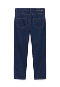 Ciemnoniebieskie dżinsy o prostym kroju, z dwiema tylnymi kieszeniami, widocznym przeszyciem i metką w pasie. Gładka tekstura.