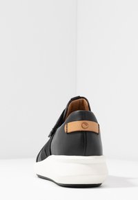 Clarks Unstructured UN RIO STRAP - Scarpe senza lacci - black