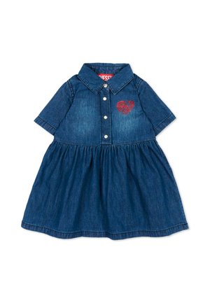 Vestito per bambino con maniche corte in denim blu, collo, bottoni frontali, gonna arricciata e toppa a forma di cuore rosso sul petto.