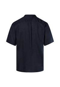 Navyblauw kortmouwshirt van gestructureerde stof, met een achterpand, en een rechte zoom zonder zichtbare hardware of accenten.
