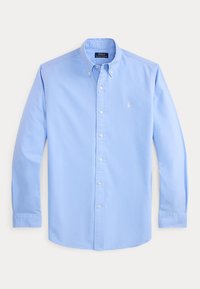 Chemise bleu clair à manches longues avec col et petit logo blanc brodé sur la poitrine gauche.