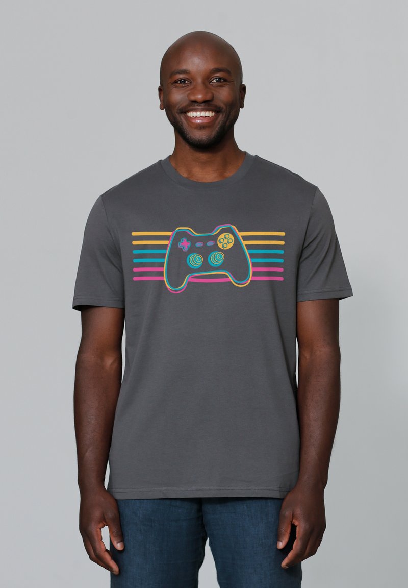 Grijze katoenen t-shirt met een kleurrijke gamecontroller grafiek en horizontale strepen in geel, roze en blauw over de borst.