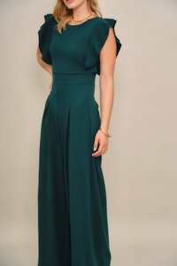 Ujjatlan smaragdzöld overál fodros vállakkal, struktúrált felsőrésszel, redős széles szárakkal és sima szövetszerkezettel.