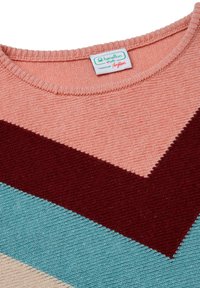 Gestrickter Pullover mit Rundhalsausschnitt; zeigt ein Chevron-Muster in Pink, Rot und Aqua. Weiche Textur mit geripptem Hals- und Saumabschluss. Markenetikett inklusive.