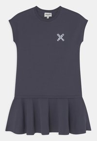 Robe bleu marine foncé à manches courtes, avec un bas �évasé et un logo blanc discret sur le torse. Fabriquée en tissu doux et lisse.