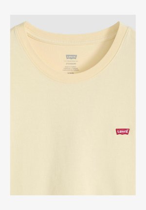 Lysegul bomuld T-shirt med rund halsudskæring og en lille rød Levi's-logo lap på venstre side.