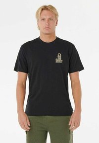 Sort bomulds T-shirt med korte ærmer, rund halsudskæring, med et lille guldlogo på venstre brystområde. Enkel og klassisk design.