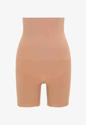 Beżowe spodenki modelujące z wysokim stanem, wykonane z elastycznego materiału, o gładkiej fakturze i bez widocznych szwów. Długość sięga do połowy uda.