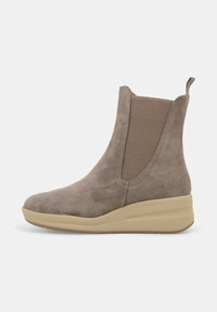 Stivali alla caviglia in suede color marrone chiaro con pannelli laterali elastici, punta tonda e suola piattaforma beige per maggiore altezza e comfort.