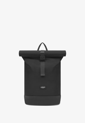 Schwarzer Rolltop-Rucksack mit vorderem Schnallenriemen und Larkson Hamburg Logo-Patch auf glatter Stoffoberfläche.