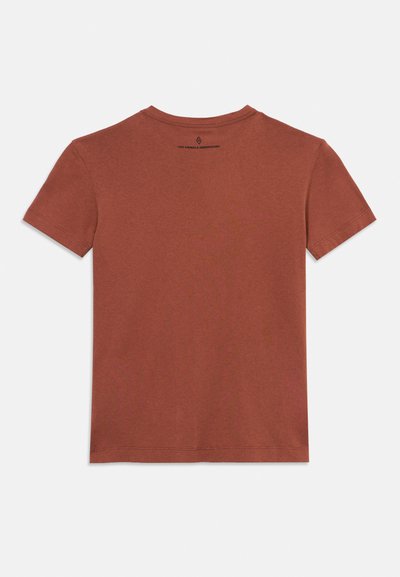 Κοντομάνικο T-shirt σε χρώμα σκουριάς, αποτυπωμένο από πίσω με μικρό μαύρο λογότυπο και το κείμενο "THE ANIMALS OBSERVATORY" κοντά στη γραμμή του λαιμού.