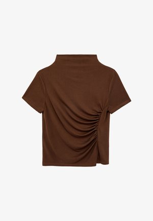 Top marrone a maniche corte con scollo alto e arricciatura laterale a destra che crea pieghe raccolte.