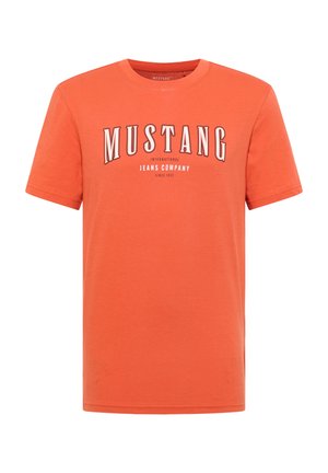 Oranges Baumwoll-T-Shirt mit einem weißen und schwarzen "MUSTANG"-Logo und zusätzlichem Text darunter, Rundhalsausschnitt und kurzen Ärmeln.