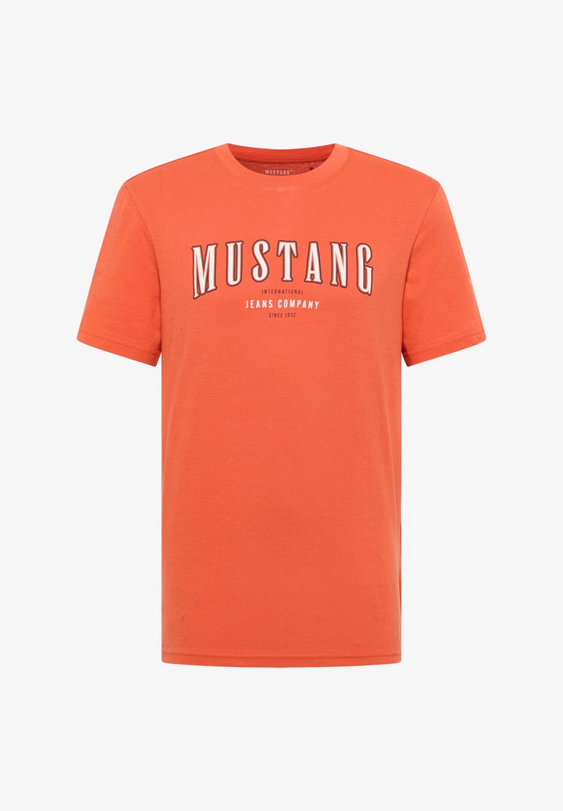 Oranges Baumwoll-T-Shirt mit einem weißen und schwarzen "MUSTANG"-Logo und zusätzlichem Text darunter, Rundhalsausschnitt und kurzen Ärmeln.