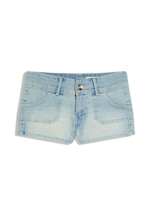 Shorts en denim bleu clair avec bouton sur le devant, passants pour ceinture et poches plaquées avant, présentés sur un fond blanc.