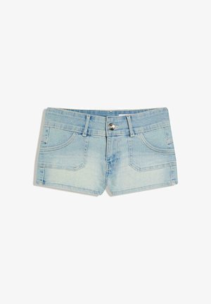 Shorts en denim bleu clair avec bouton sur le devant, passants pour ceinture et poches plaquées avant, présentés sur un fond blanc.