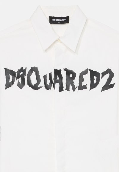 Vit skjorta med knappar som har en sliten svart logotryck "DSQUARED2" över bröstet. Klassisk krage och slät bomullstextur.