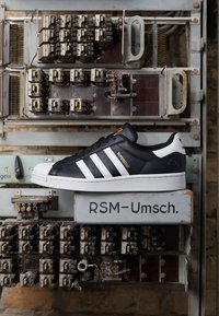 adidas Originals SUPERSTAR UNISEX - Sapatilhas - core black/footwear white/gold metallic