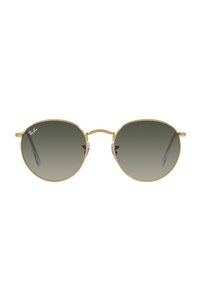 Occhiali da sole tondi con una sottile montatura in metallo dorato e lenti verde sfumate. Presentano aste in acetato trasparente e un logo discreto sulla lente.