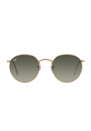 Occhiali da sole tondi con una sottile montatura in metallo dorato e lenti verde sfumate. Presentano aste in acetato trasparente e un logo discreto sulla lente.
