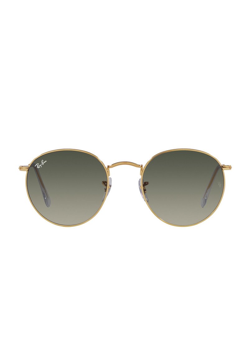 Occhiali da sole tondi con una sottile montatura in metallo dorato e lenti verde sfumate. Presentano aste in acetato trasparente e un logo discreto sulla lente.