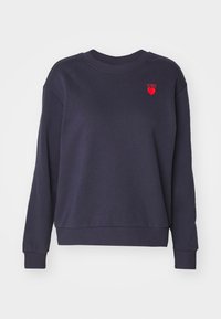 Dunkelblaue Rundhals sweatshirt mit langen Ärmeln und einem kleinen roten gestickten Herz sowie dem Text "LOVE" auf der linken Brust.