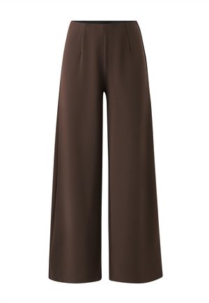 Braune, weit geschnittene, hoch taillierte Hose mit klaren Linien und einer glatten Stoffstruktur, auf weißem Hintergrund dargestellt.