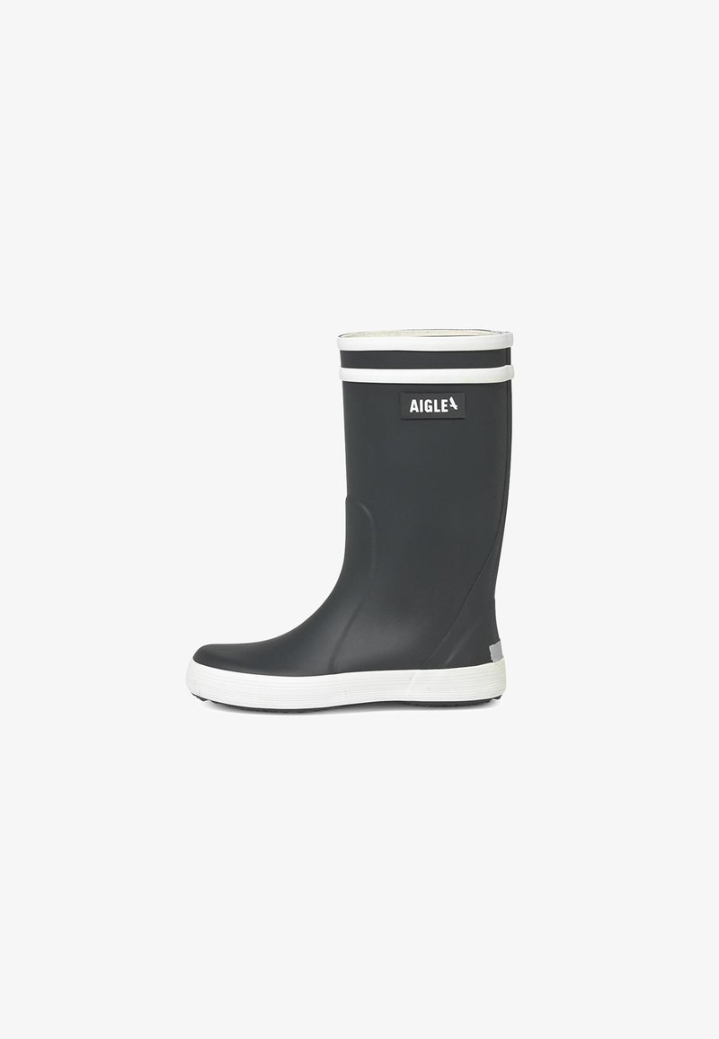 Schwarze Gummiregenstiefel mit weißen Akzenten, featuring eine abgerundete Blende, flache Sohle und Logo-Platzierung an der Seite, entworfen für Langlebigkeit und Komfort.
