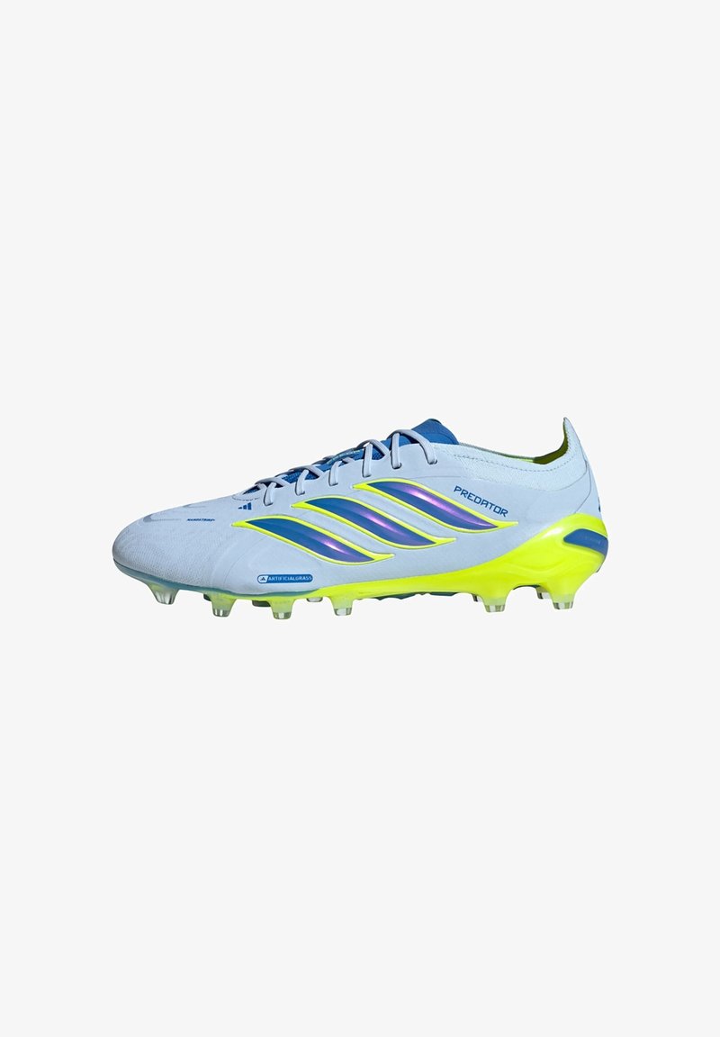 Chaussure de football Adidas Predator blanche et jaune néon avec un design à rayures violettes et des crampons sur la semelle, vue du côté extérieur.