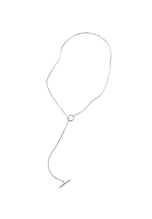 Collar plateado con un colgante de aro redondo y un detalle de barra vertical colgando de una cadena fina sobre un fondo blanco.