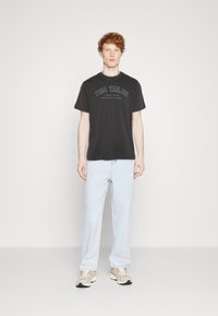 TOM TAILOR Majica kratkih rukava s printom - tarmac grey