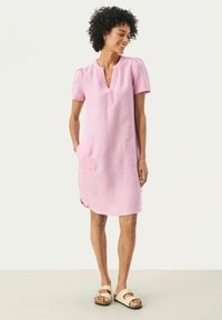 Rosa Leinenkleid mit kurzen Ärmeln, V-Ausschnitt und Seitentaschen. Bietet eine lockere Passform mit einem leicht abgerundeten Saum.