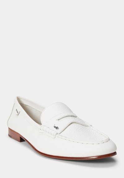 Λευκό δερμάτινο loafer χωρίς κορδόνια με καφέ σόλα, ραφές και μικρό λογότυπο Polo στο πλάι και στο επάνω μέρος της μπροστινής περιοχής.