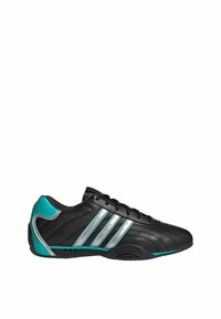 Chaussures de sport noires avec accents turquoise, trois bandes argentées et une tige en cuir texturé. Elles disposent d'une semelle en caoutchouc et d'un design à lacets.