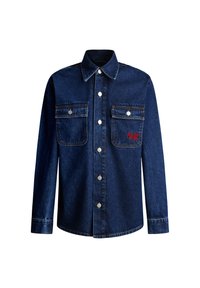 Camisa de mezclilla azul oscuro con cuello abotonado, dos bolsillos en el pecho, botones plateados y logo bordado en rojo en el bolsillo derecho.