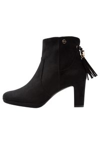 Černé semišové kotníkové boty se špičatou špičkou a vrstveným podpatkem. Obsahují postranní ozdobu s třásněmi a kulatý zlatý detail loga na zadní straně.