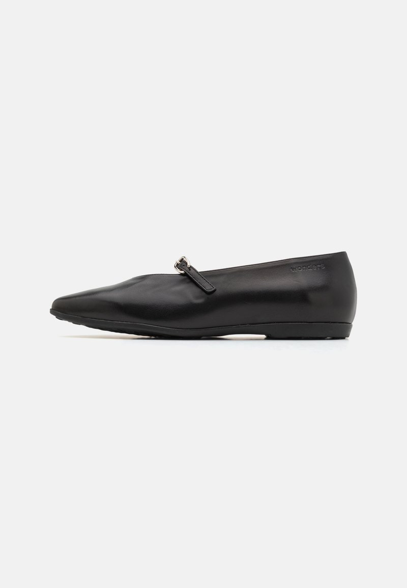 Chaussure plate en cuir noir avec une bride fine et une petite boucle argentée, présentant un bout légèrement pointu et un talon bas.