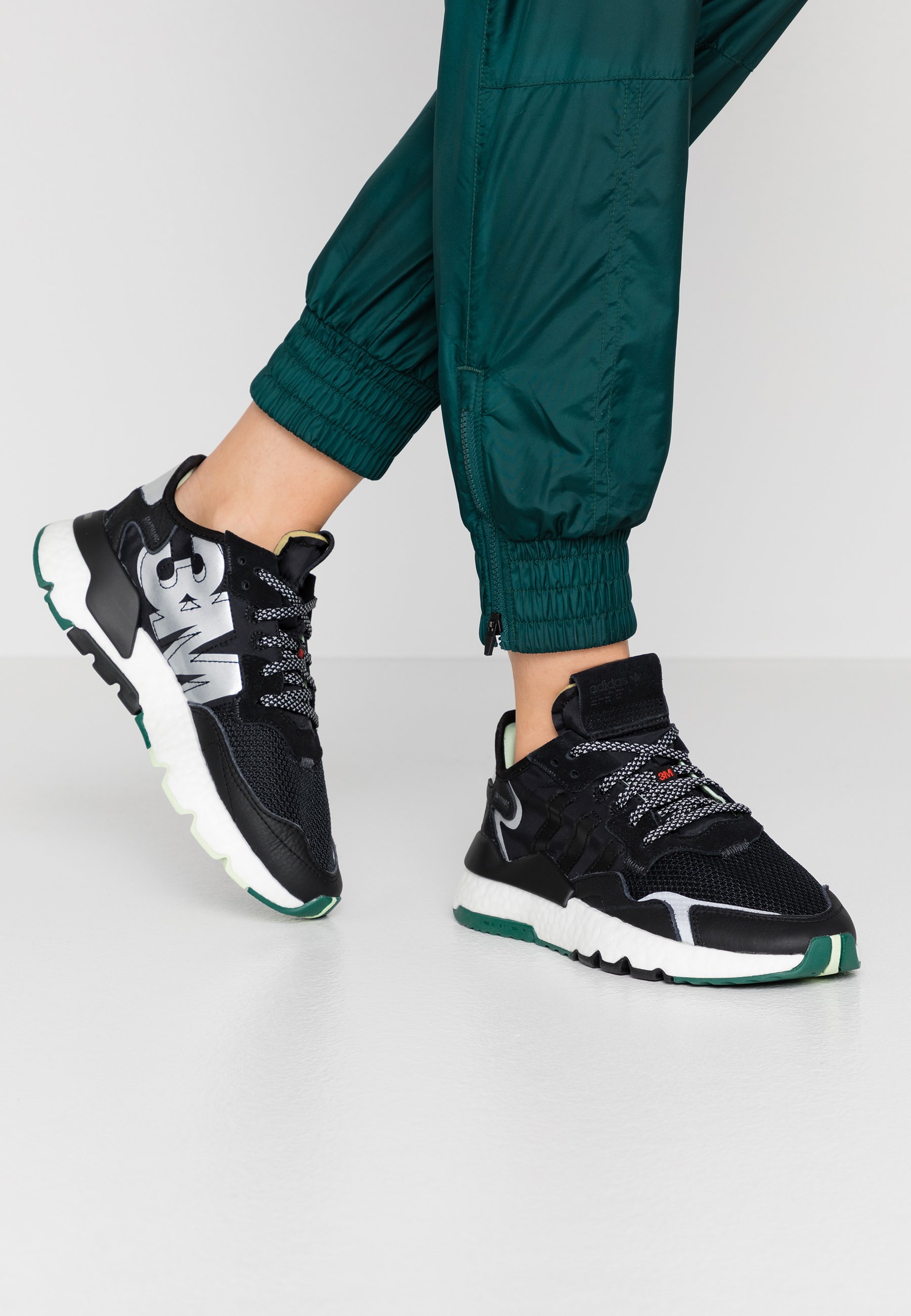adidas Originals NITE JOGGER Baskets basses core black adidas Originals Nite Jogger, Core Black Carbon Footwear