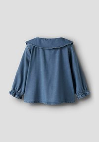 Blå denimblus med stor krage, elastiska puffärmar och volangkantade muddar; har en ledig passform och en strukturerad yta.