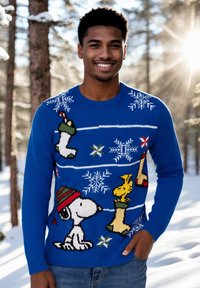 Maglione blu lavorato a maglia con vivaci design di Snoopy e Woodstock, fiocchi di neve e calze natalizie; colletto e polsini a coste.