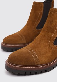 Sandra Fontán Bottines - camel