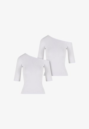 To hvide off-the-shoulder toppe lavet af et glat, strækbart stof. Hver har trekvartlange ærmer og en tætsiddende silhuet.